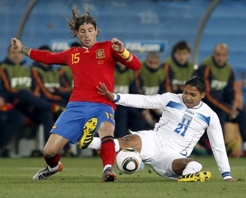 ¡Piqué sufrió con Welcome! Las imágenes del España-Honduras en Sudáfrica 2010