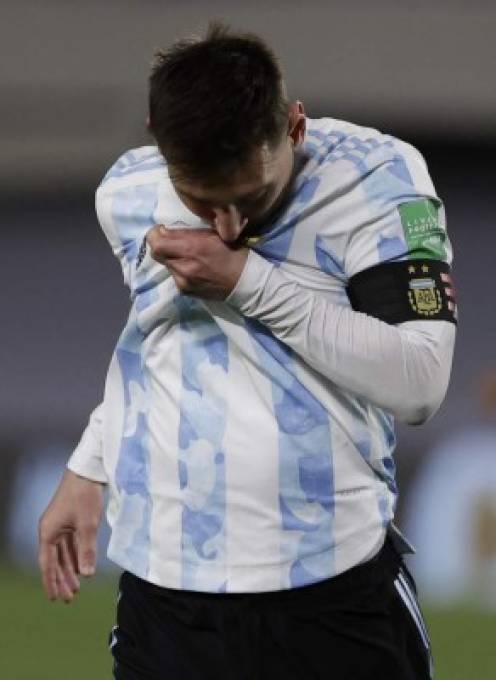 La inolvidable noche de Messi: tres goles, rompe récord, se pone a llorar y descontrol al festejar con la afición