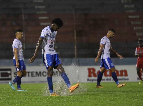 Como es costumbre, la cancha del Estadio Ceibeño quedó empapada tras la lluvia. FOTO: Esaú Ocampo