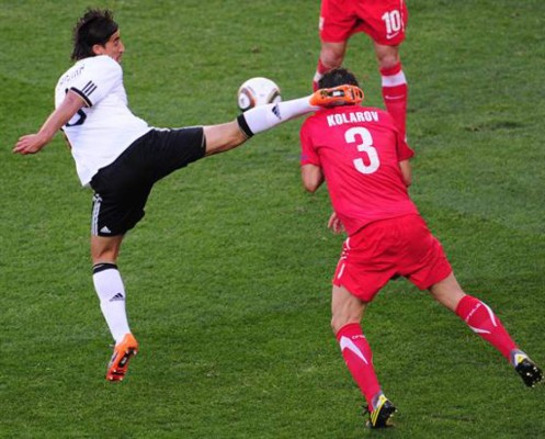 FOTOS: Las mejores 'barridas al pecho' del fútbol