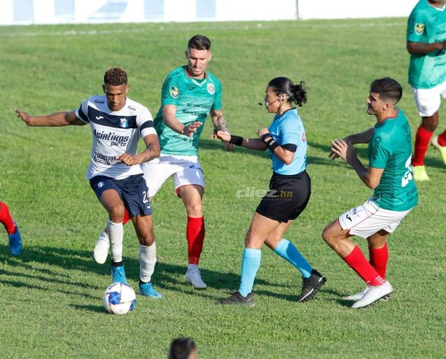 El fuerte choque de Melissa Pastrana y el desalojo en el estadio Carlos Miranda