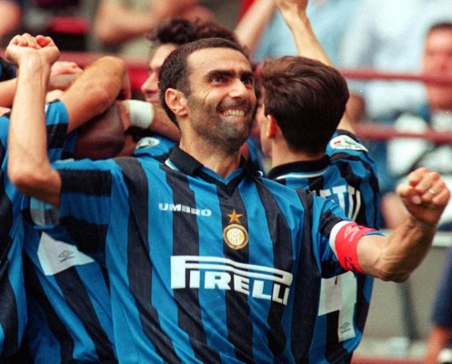 Fotos: Diez leyendas del fútbol que dieron su vida en sus clubes en Europa