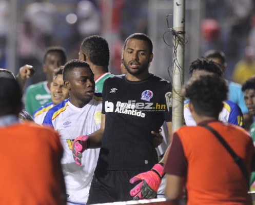 No viste en TV: Bronca, expulsiones y bengalas en el Olimpia-Marathón