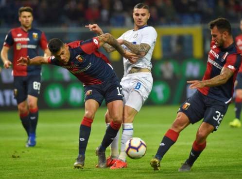 Soccer Football - Serie A - Genoa v Inter Milan - Stadio Comunale Luigi Ferraris, Genoa, Italy - April 3, 2019 Inter Milan's Mauro Icardi in action with Genoa's Cristian Romero REUTERS/Massimo Pinca