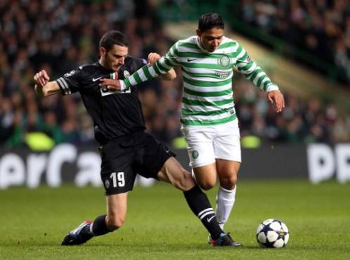Leonardo Bonucci, del Juventus, compite por el balÃ³n con Emilio Izaguirre del Celtic, derecha, durante su ronda de Liga de Campeones del el primer partido de fÃºtbol en el Celtic Park, Glasgow, Escocia, el martes 12 de febrero 2013.