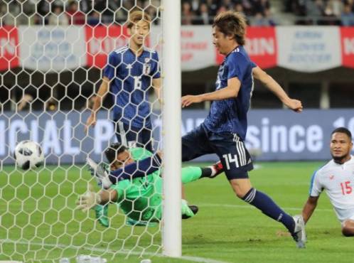Junya Ito of Japan (2nd R) scores a goal as Jose Calderon of Panama (L) tries to make a save during the friendly football match between Japan and Panama at Big Swan Stadium in Niigata on October 12, 2018. (Photo by JIJI PRESS / JIJI PRESS / AFP) / Japan OUT