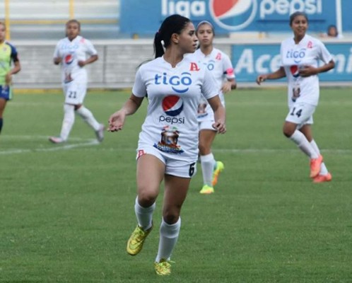 Ana Miranda, la guapísima futbolista que levanta suspiros en El Salvador