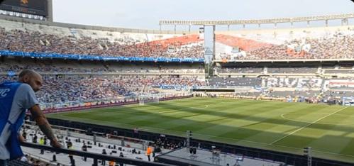 Demencia por Messi, estrambóticos tatuajes y las bellas chicas de Argentina en locura en las calles del Monumental