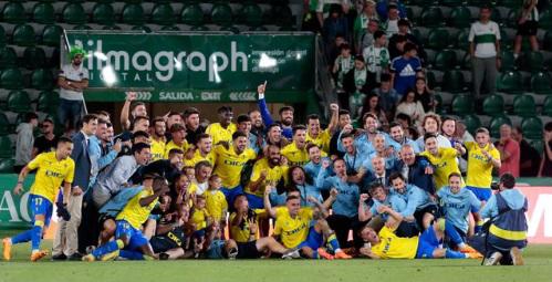 Festejo pletórico del Cádiz, pasos prohibidos de “Choco” Lozano y la caravana del “Submarino” tras salvarse del descenso en España