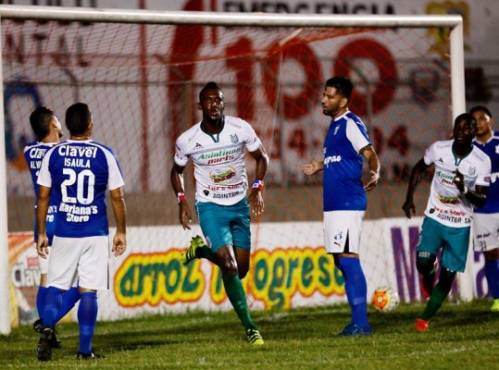 Tras brillante asistencia de Jeancarlo Vargas, Brunet Hay Pino al minuto 8 marcó el primer tanto de los selacios en el estadio Humberto Micheletti. Foto Neptalí Romero