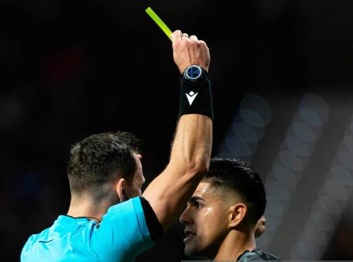 Luis Palma encaró al árbitro central esloveno Ivan Kruzliak y por eso fue amoestado.