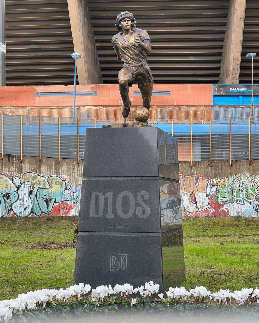Un año de la muerte de Maradona: Napoli lo recuerda con nueva y polémica estatua y el autor explica el ‘’error’’