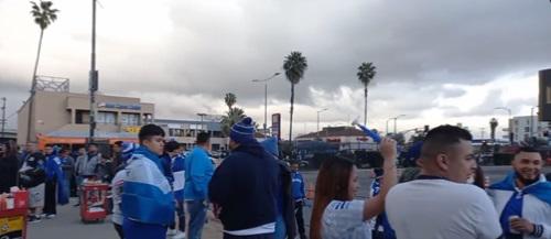 Ambientazo en el BMO Stadium: color catracho, clima frío en Los Ángeles y el uniforme que usó Honduras ante El Salvador
