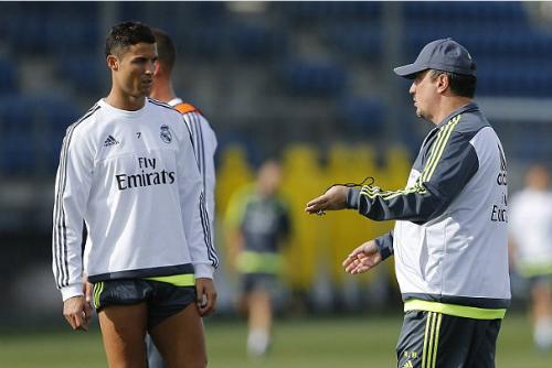 Rafa Benítez conversando con Cristiano Ronaldo en un entreno del Real Madrid.