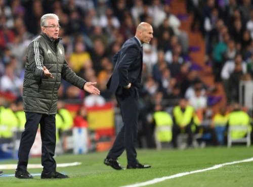 Bayern Munich's German head coach Jupp Heynckes (L) reacts next to Real Madrid's French coach Zinedine Zidane during the UEFA Champions League semi-final second-leg football match Real Madrid CF vs FC Bayern Munich in Madrid, Spain, on May 1, 2018. / AFP PHOTO / Christof STACHE