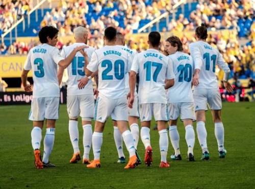 GRAF3493. LAS PALMAS DE GRAN CANARIA, 31/03/2018.- Los jugadores del Real Madrid celebran el gol marcado por Gareth Bale (d) ante la UD Las Palmas, durante el partido de Liga en Primera División que disputan esta tarde en el Estadio de Gran Canaria, en Las Palmas. EFE/Ángel Medina