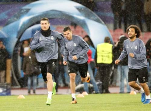Real Madrid's Portuguese forward Cristiano Ronaldo (L), Real Madrid's Brazilian defender Marcelo (R) and Real Madrid's Brazilian midfielder Casemiro attend a training session under heavy rain on the eve of the Champions League football match Napoli vs Real Madrid on March 6, 2017 at the San Paolo stadium in Naples. / AFP PHOTO / CARLO HERMANN