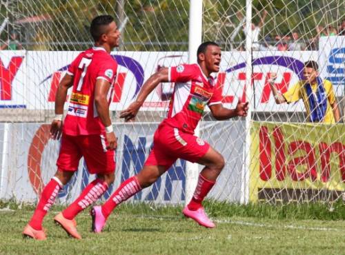 Rony Martinez celebra uno de los goles marcado al Real EspaÃ±a en semifinales de la Liga Nacional, y donde gano derecho de estar en la final del futbol y enfrentara a el Olimpia 2016