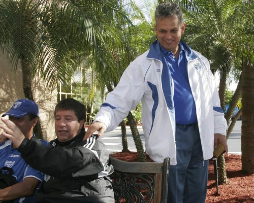 Familia, trayectoria y todas sus polémicas: las fotos y datos que debes saber del 'Bolillo' Gómez, el nuevo DT de Honduras