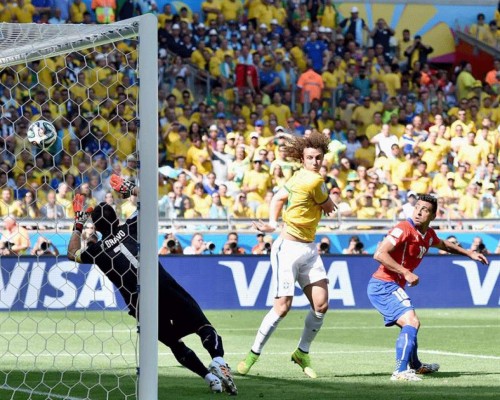 Brasil eliminó a Chile en los penales y pasó a cuartos.