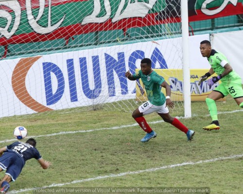 ¡No se vio en TV! Respeto total de excompañeros a Emilio Izaguirre, Diego en el muro y Garrido da el susto