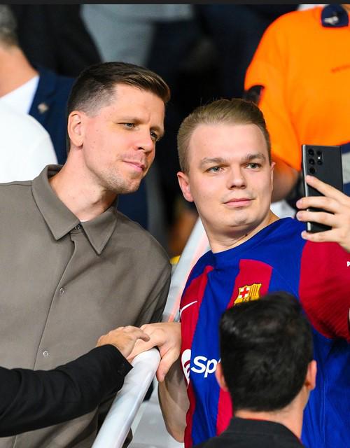 Wojciech Szczesny, portero polaco, estuvo viendo al Barcelona en el estadio Olímpico de Montjuic.