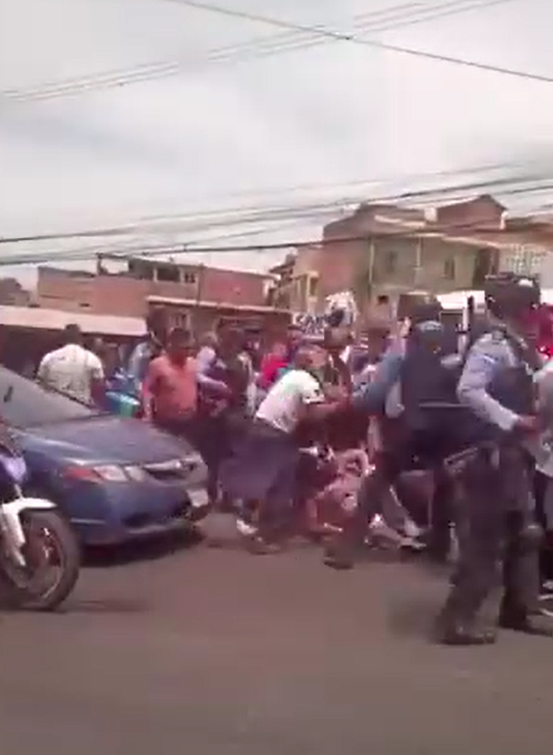 Exjugador aparece como policía, encontronazo en la previa y bellas chicas en el derbi