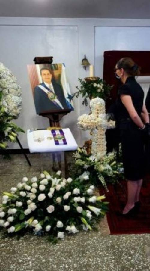 Familia de Rafael Callejas lo despide en un velorio con pocas personas