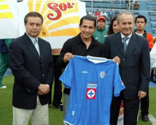 Franco Escamilla y una modelo Playboy: Los famosos personajes que sufren por el Cruz Azul de México