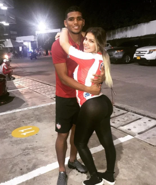 Le filtraron una foto íntima con su esposa y aclara la situación: “Hemos recibido intentos de extorsión”