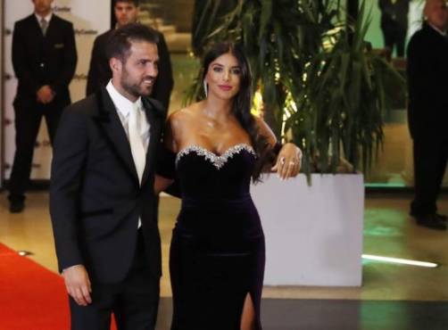 BAS05. ROSARIO (ARGENTINA), 30/06/2017.- El exjugador del Barcelona Cesc Fabregas (i) y su esposa Daniella Semaan llegan hoy, viernes 30 de junio de 2017, a la boda de Lionel Messi y Antonella Rocuzzo, en Rosario (Argentina). EFE/David Fernández