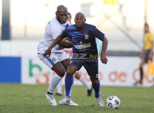Saúl Martínez se escapa ante la marca de Samuel Caballero durante el duelo en la capital. Fotos David Romero