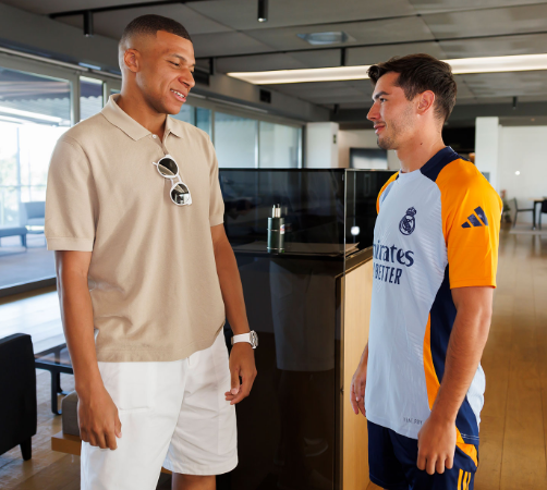 Mbappé con sus nuevos compañeros del Real Madrid: abrazo de Ancelotti, las risas y los mensajes de bienvenida