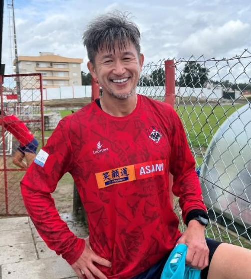 El futbolista más viejo del mundo cumple 58 años: su club actual y desliza cuándo podría retirarse