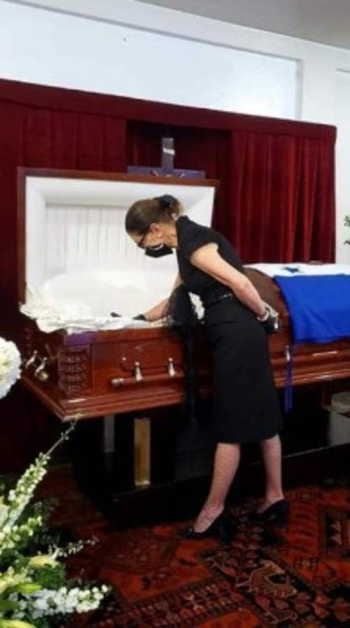 Familia de Rafael Callejas lo despide en un velorio con pocas personas