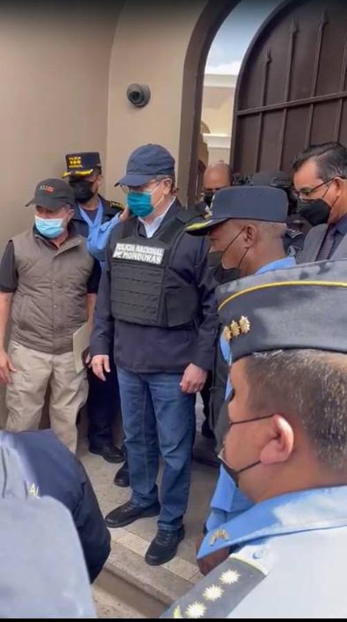 En camionetas de la DEA, “enchachado” de pies y manos y con chaleco antibalas: Las fotos del expresidente Juan Orlando Hernández tras ser capturado en Tegucigalpa