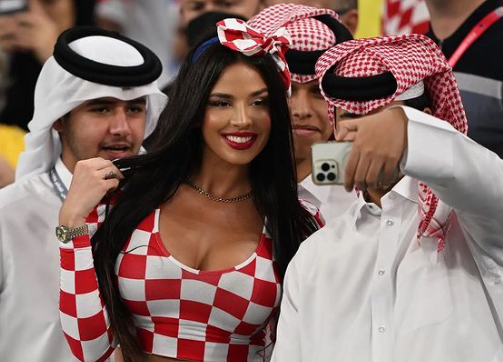 La croata que desafió las normas de Qatar explota las redes con sus fotos en Navidad: ‘‘¿Qué encontraste debajo del árbol?’’