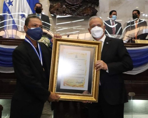 ¡Chelato y DIEZ entre los protagonistas! Así fue la entrega de los Premios Parlamentarios a los periodistas más destacados del 2021&nbsp;&nbsp;