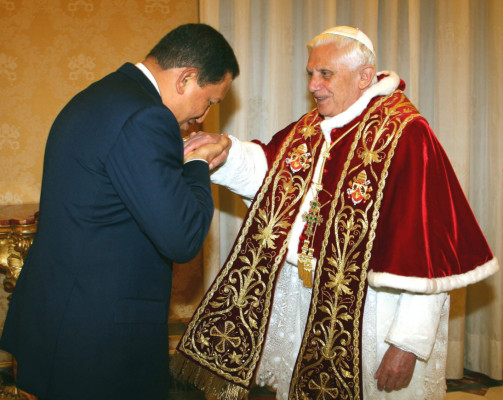 Hugo Chávez muere por un cáncer y termina una era en Venezuela.