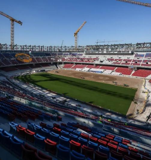 ¿Qué pasó? El Barcelona arranca el césped del nuevo Camp Nou y Laporta recibe una mala noticia