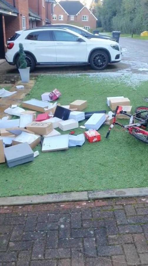 Futbolista es engañado por su mujer y bota sus pertenencias a la calle: “Qué vergüenza. Ten un poco de respeto por ti”