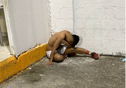 Este aficionado fue vapuleado a golpes. Sufrió heridas en el cuello.