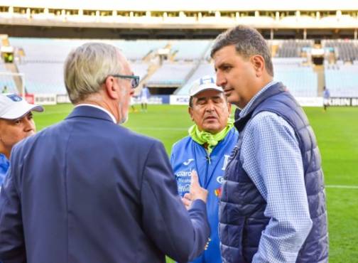 Team Management and FIFA discuss the issue while not making decision. As the process continued the media and photographers continued to watch the training session.What was meant to be an open training session by the Hondura Team for the media this afternoon ended as a storm na tea cup.The training session started as normal, however the team was corralled behind the advertising hording out of sight of the media.As the team took the field to start the session proper the media was told the session had been closed.Tempers flared between Honduran Coach,Team Management and FIFA Officials.Claiming the session was over the Hondurans became irate. FIFA rules dictate open training sessions by teams prior to matches, however there seemed to be some misunderstanding from FIFA and Honduran officials.
