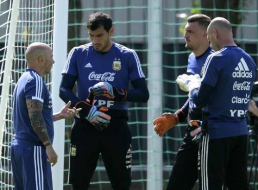 Argentina's coach Jorge Sampaoli (L) talks to goalkeepers Nahuel Guzman (2ndL) Franco Armani and Wilfredo Caballero (R) during a training session at the team's base camp in Bronnitsy, on June 29, 2018 on the eve of the team's round of sixteen football match as part of the Russia 2018 World Cup. / AFP PHOTO / JUAN MABROMATA