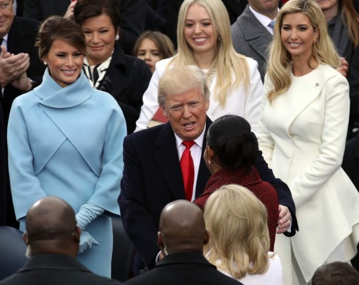 Melania Trump y su espectacular look en juramentación de su esposo Donald