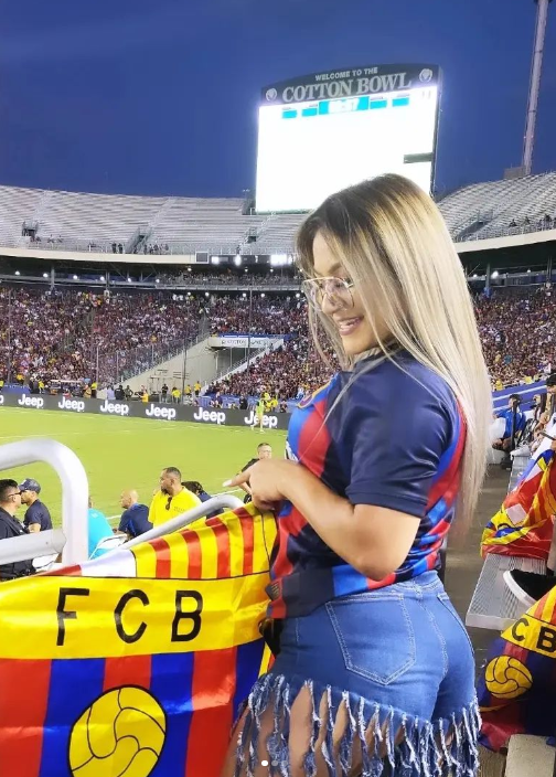 ¡Qué belleza! Así es la aficionada hondureña que logró llevarse la camiseta de Ansu Fati, delantero del Barcelona