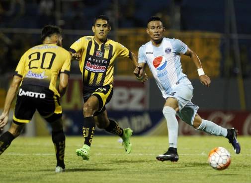 Jorge Claros intenta contener un ataque de Marco Vega en la semifinal Real España vs. Motagua en el Clausura 2017.