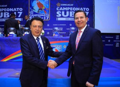 El presidente de la concacaf dando las palabras de bienvenida en el sorteo del pre mundial sub !& que se desarrollara en febrero MC.