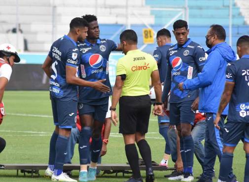 Jonathan Núñez comenzó como titular el torneo, pero fue reemplazado por Edwin Maldonado al minuto 13’.