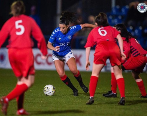 Sonia O'Neill, la bomba sexy venezolana que fichó por el Rangers femenil de Escocia